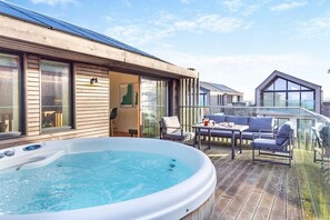 Outdoor spa tub - 3 Bed in St. Eval (oc-k30666) (Saint Eval)