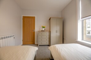 Tabla de planchar con plancha, wifi gratis, ropa de cama