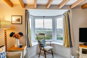 TV, fireplace - 3 Bed in Danby (oc-r30587) (Danby)