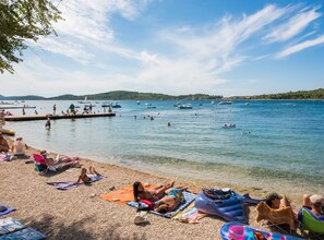 På stranden