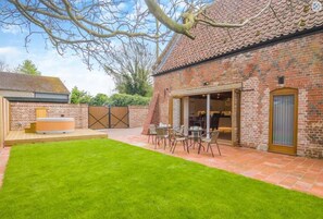 Outdoor dining - 2 Bed in Bradwell (oc-l30646) (Bradwell)