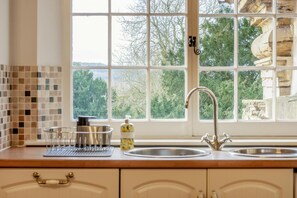 Microondas, horno, lavavajillas y utensilios de cocina 