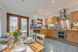 Microwave, oven, dishwasher, high chair - 3 Bed in Tenby (oc-t30644) (Tenby)