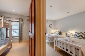 3 bedrooms, iron/ironing board, travel cot, free WiFi - 3 Bed in Tenby (oc-t30644) (Tenby)