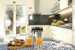 Wasserkocher mit Kaffee-/Teezubehör, Kühlschrank, Mikrowelle, Ofen