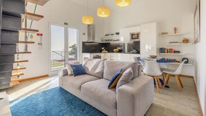 Un appartamento moderno con soggiorno, cucina e zona pranzo.