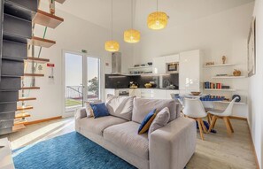 Eine moderne Wohnung mit Wohnzimmer, Küche und Essbereich.