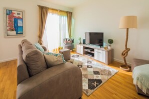 Smart TV, books - Rodamar Penthouse by PAUSA Holiday Rentals (Funchal)