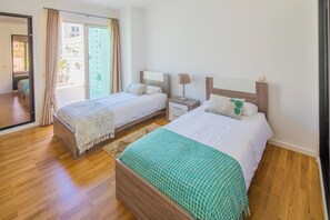 2 habitaciones, tabla de planchar con plancha y cuna de viaje 