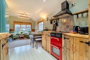 Uuni, astianpesukone, keittoastiat/astiat/ruokailuvälineet