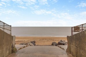 Beach - 2 Bed in Eccles-on-Sea (oc-s30665) (Eccles-on-Sea)