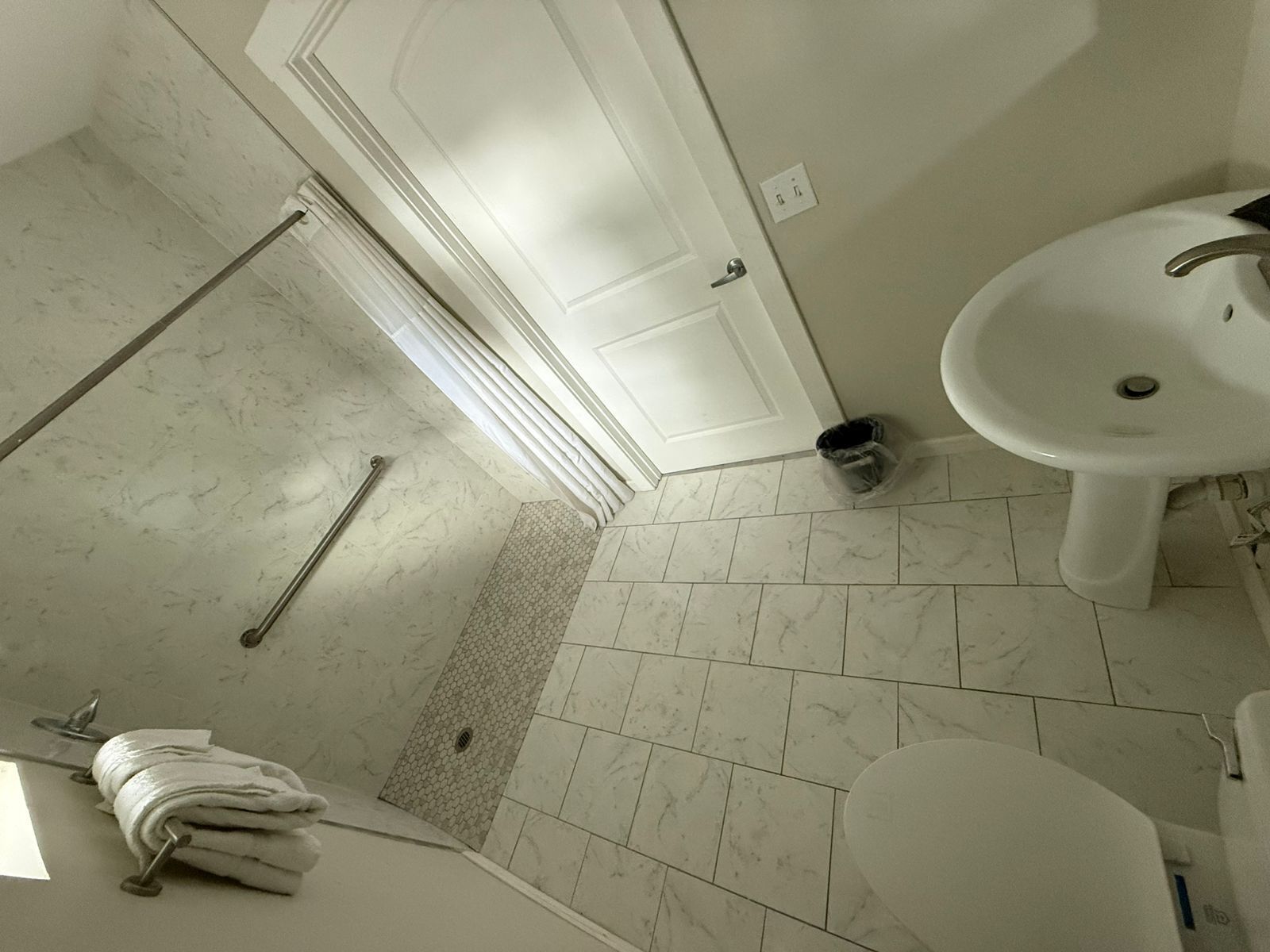Kostenlose Toilettenartikel, Haartrockner, Handtücher