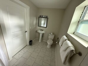 Free toiletries, hair dryer, towels - Rollie's Motel Daytona Beach By Hotel O (Holly Hill)