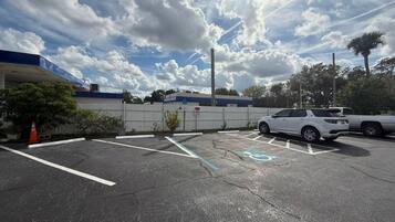 Ubetjent parkering (inkludert)