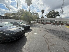 مواقف سيارات مجانية