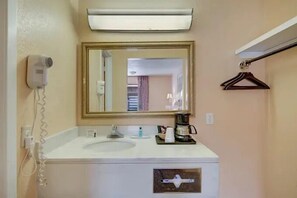 Amenidades de baño gratuitas, secadora de cabello, toallas