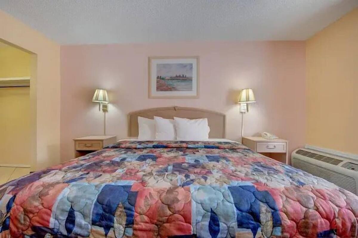 Escritorio, wifi gratis y ropa de cama