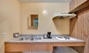 小型冷蔵庫、電子レンジ