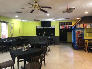 供应早餐、晚餐和早午餐,美洲菜