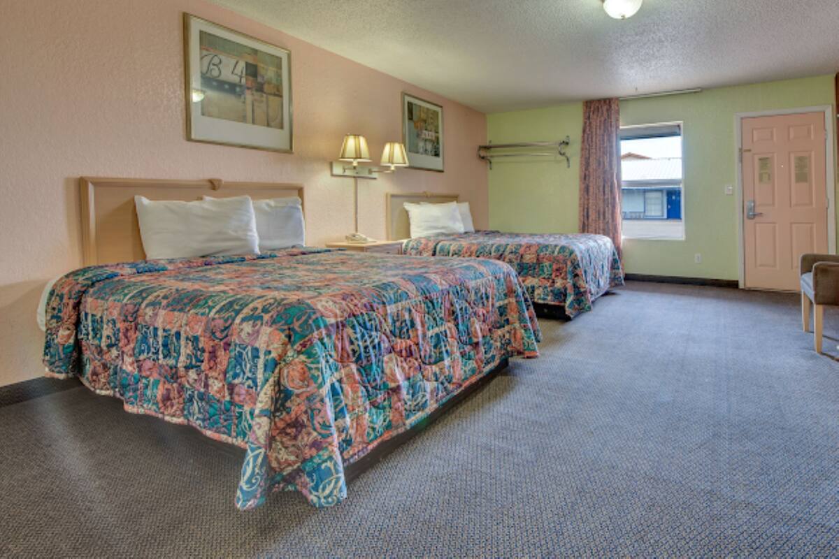 Escritorio, wifi gratis y ropa de cama