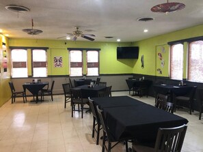 Breakfast, dinner, brunch served; American cuisine - American Inn By Hotel O Vernon Us 287 (Vernon)