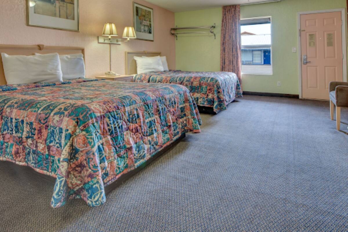 Escritorio, wifi gratis y ropa de cama