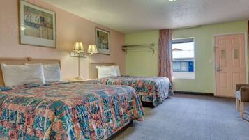 Een bureau, gratis wifi, beddengoed