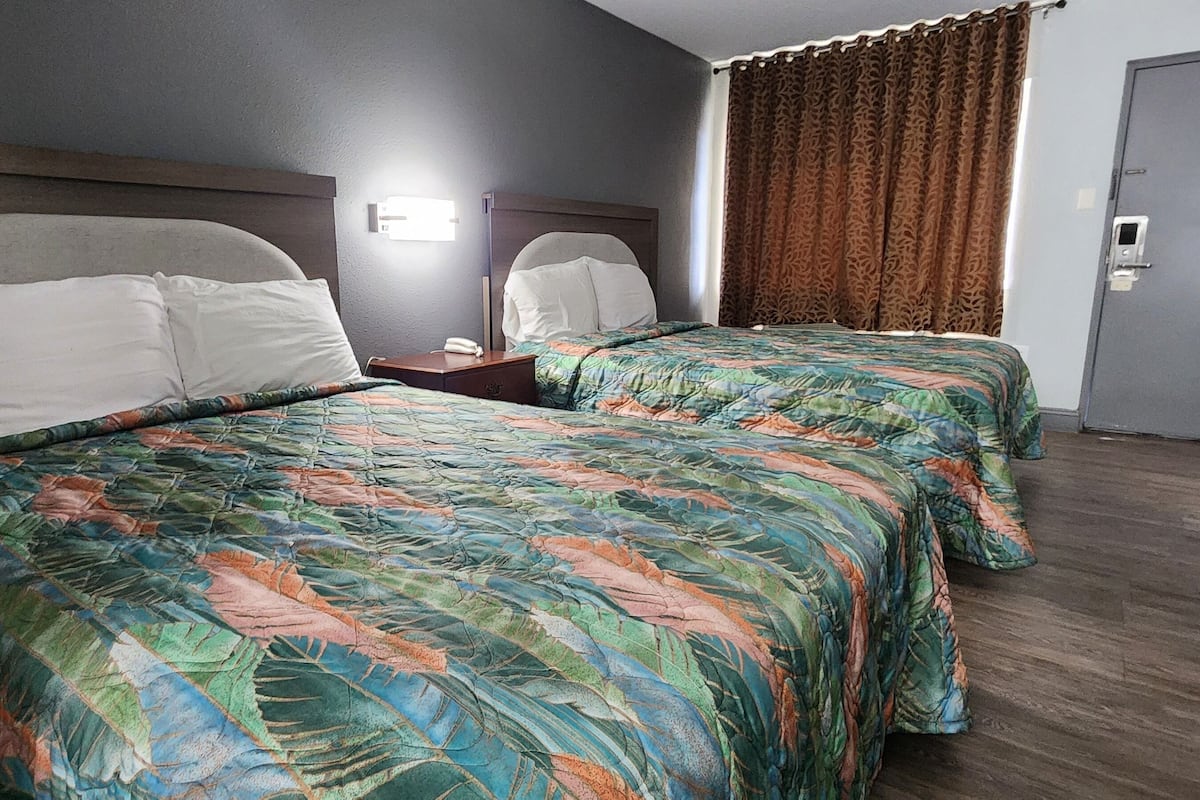 Camas supletorias gratuitas, wifi gratis, ropa de cama