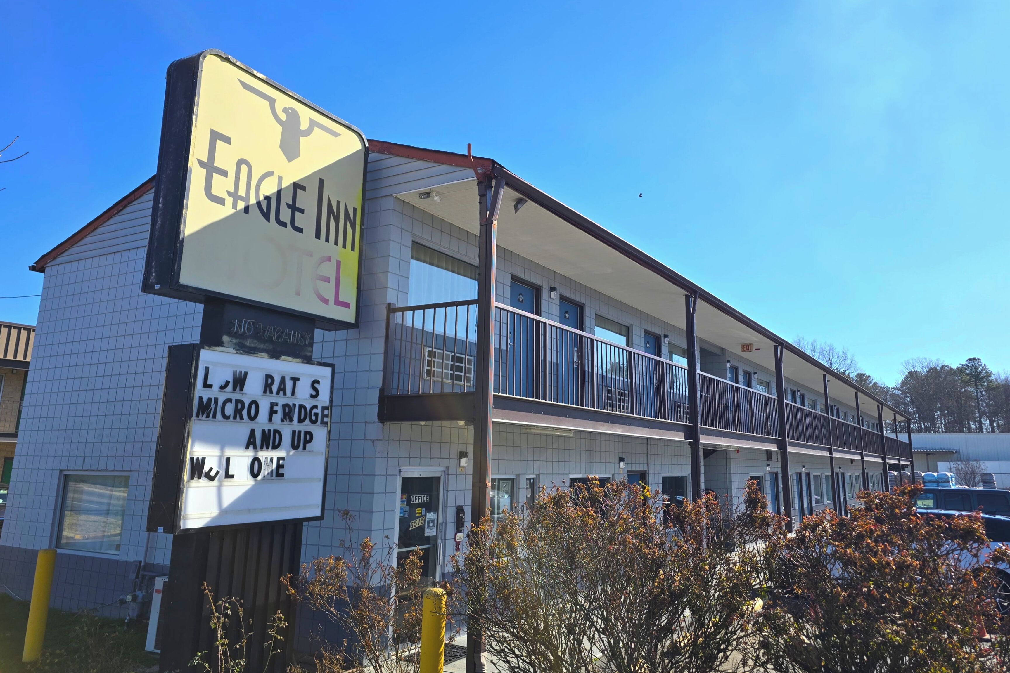 Un edificio de dos pisos con un letrero que dice Eagle Inn.