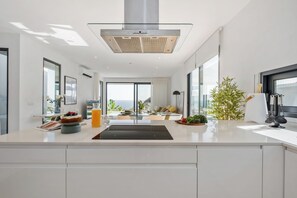 Fridge, microwave, oven, stovetop - Villa Wiktoria, by Pausa Holiday Rentals (Ribeira Brava)