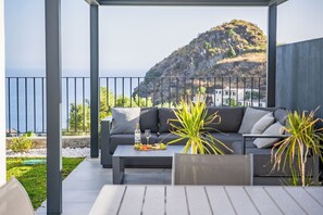 Outdoor dining - Villa Wiktoria, by Pausa Holiday Rentals (Ribeira Brava)
