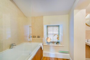 Towels - 4 Bed in Richmond (oc-e30633) (Richmond)