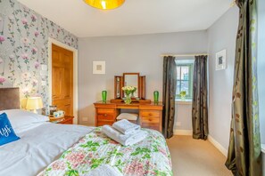 Iron/ironing board, travel cot, free WiFi, bed sheets - 4 Bed in Richmond (oc-e30633) (Richmond)