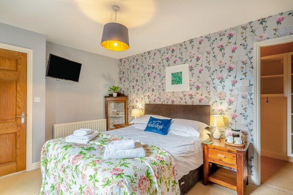 Iron/ironing board, travel cot, free WiFi, bed sheets - 4 Bed in Richmond (oc-e30633) (Richmond)