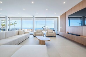 Smart TV, books - Villa Rada, by Pausa Holiday Rentals (Estreito da Calheta)