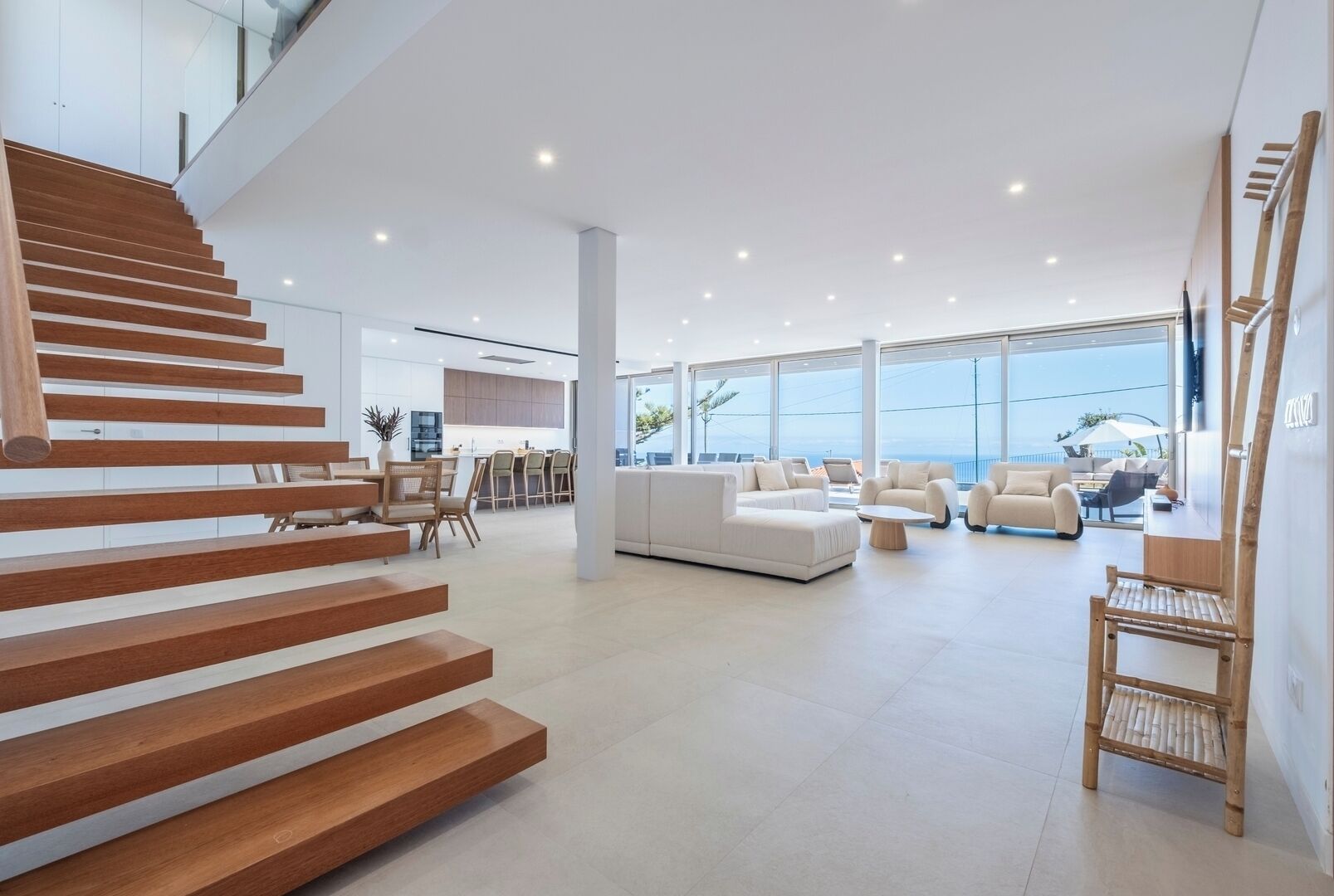 المنشأة من الداخل