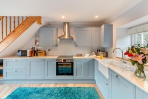 Mikrowelle, Ofen, Geschirrspüler, Hochstuhl