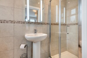Bathroom - 2 Bed in Swanage (oc-w30658) (Swanage)
