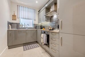Microwave, oven, dishwasher, cookware/dishes/utensils - 2 Bed in Swanage (oc-w30658) (Swanage)