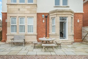 Outdoor dining - 2 Bed in Swanage (oc-w30658) (Swanage)