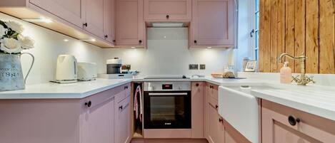 Ofen, Geschirrspüler, Kochgeschirr/Geschirr/Besteck