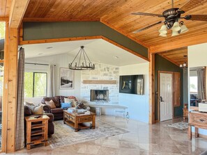 Smart TV, fireplace, table football, stereo - Sweet Water Cabin – Peaceful Lake View Cabin with Hot Tub (Garden City)