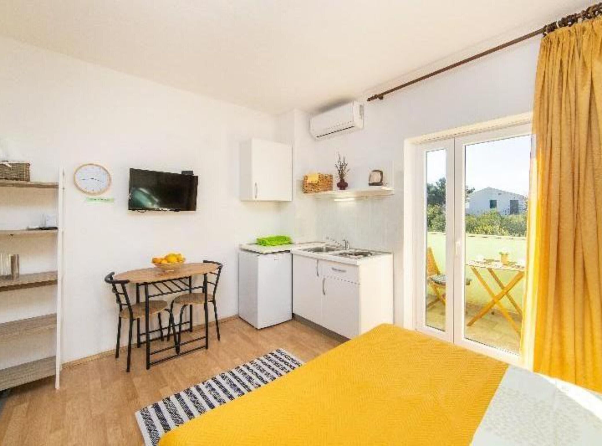 Iron/ironing board, Internet, bed sheets