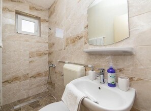 Shower, hair dryer, towels - Apartments Smiljana Podaca - Studio apartment with sea view 2 (Podaca)