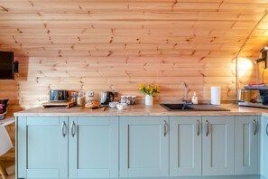 Microwave, oven, cookware/dishes/utensils - 1 Bed in East Cowton (oc-w30480) (East Cowton)
