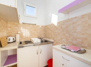 Kühlschrank, Mikrowelle, Herdplatte, Kochgeschirr/Geschirr/Besteck