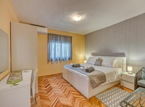 Iron/ironing board, Internet, bed sheets - Villa Lara With Pool And Sea View - Four Bedroom Villa With Pool And Sea View (Sveti Filip i Jakov)