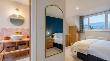 3 bedrooms, iron/ironing board, free WiFi, bed sheets