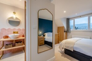 Tabla de planchar con plancha, wifi gratis y ropa de cama 