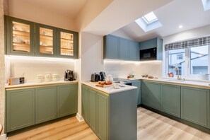 Microondas, horno, lavavajillas y periquera 